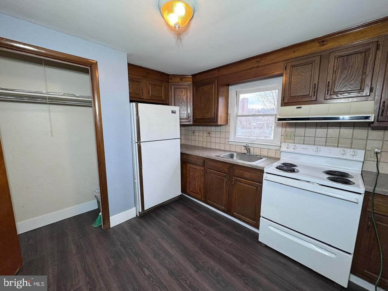 325 New Castle Street photo 8