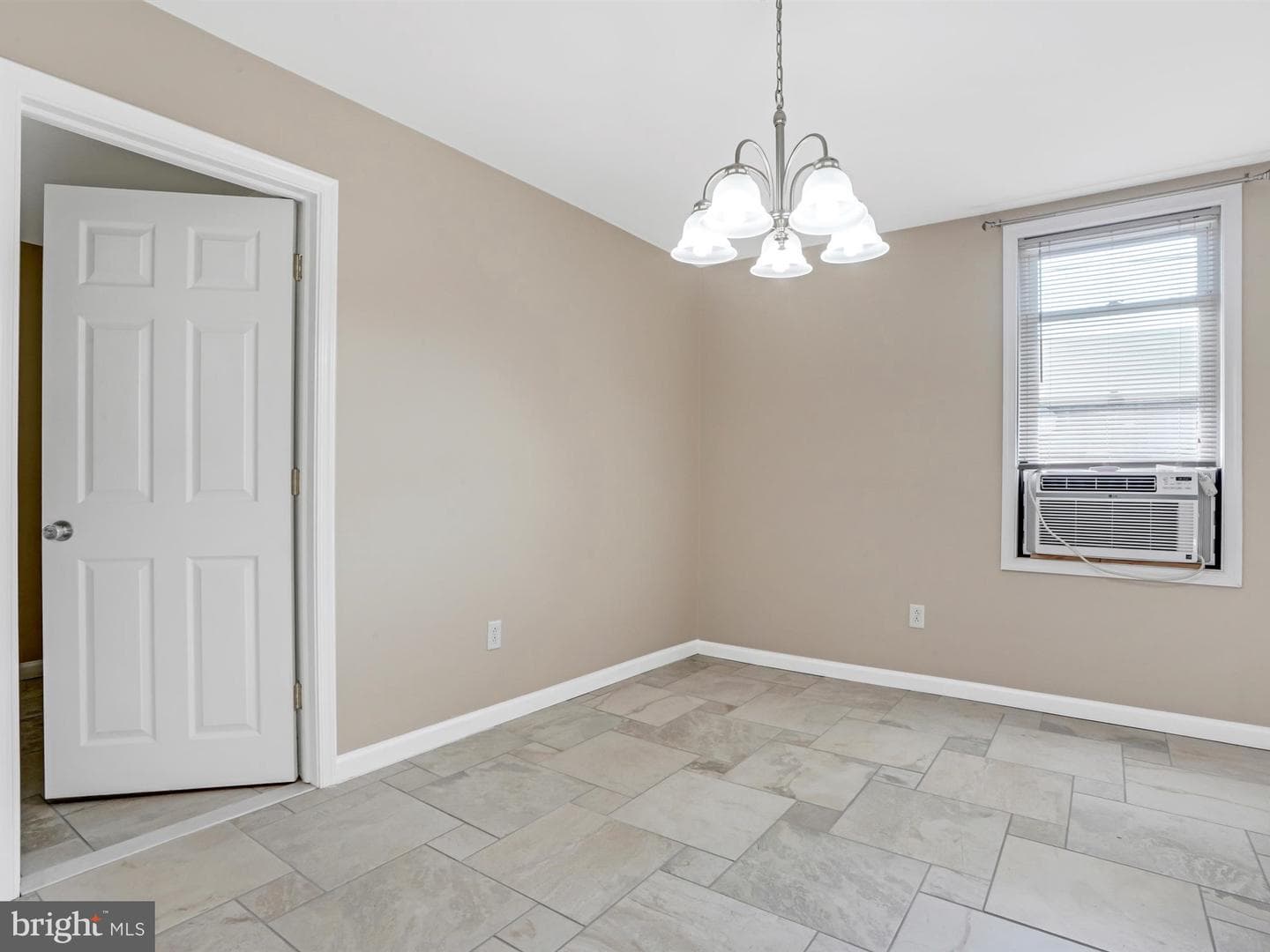 18 N Berne Street photo 28