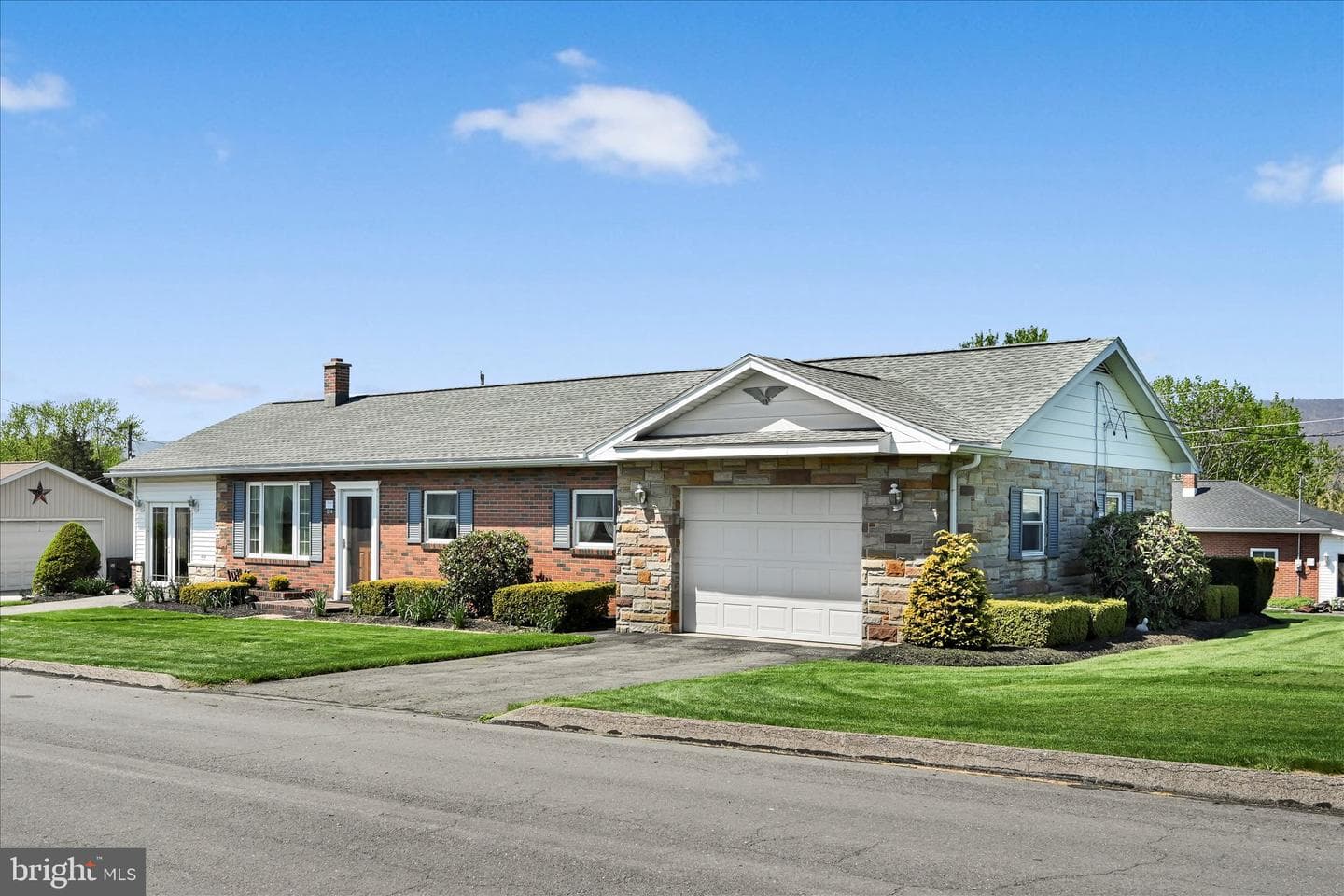 214 W Maple Street photo 4