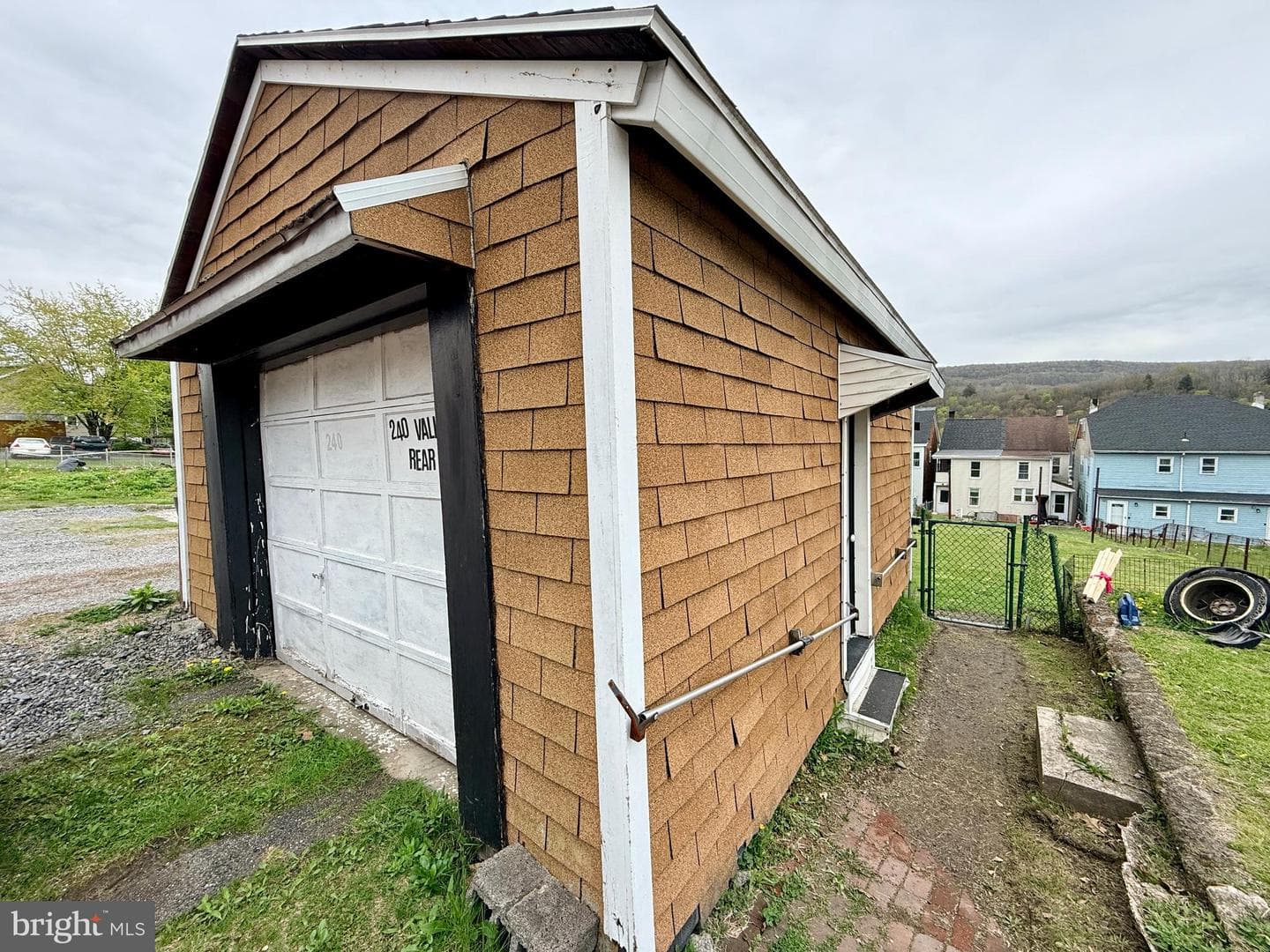 240 Valley Street photo 26