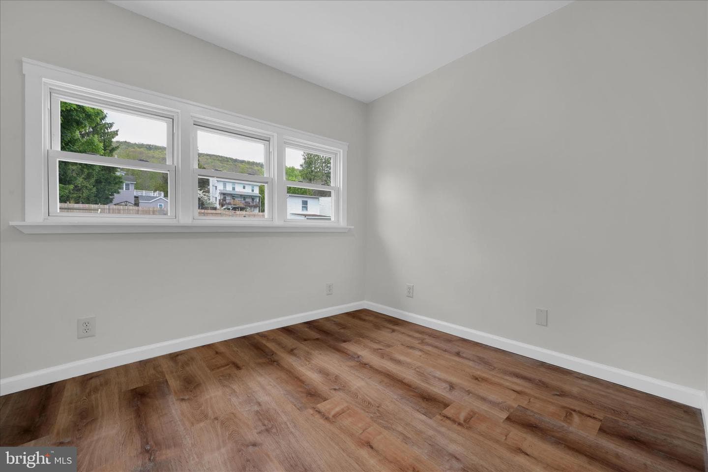 111 E Grand Avenue photo 14