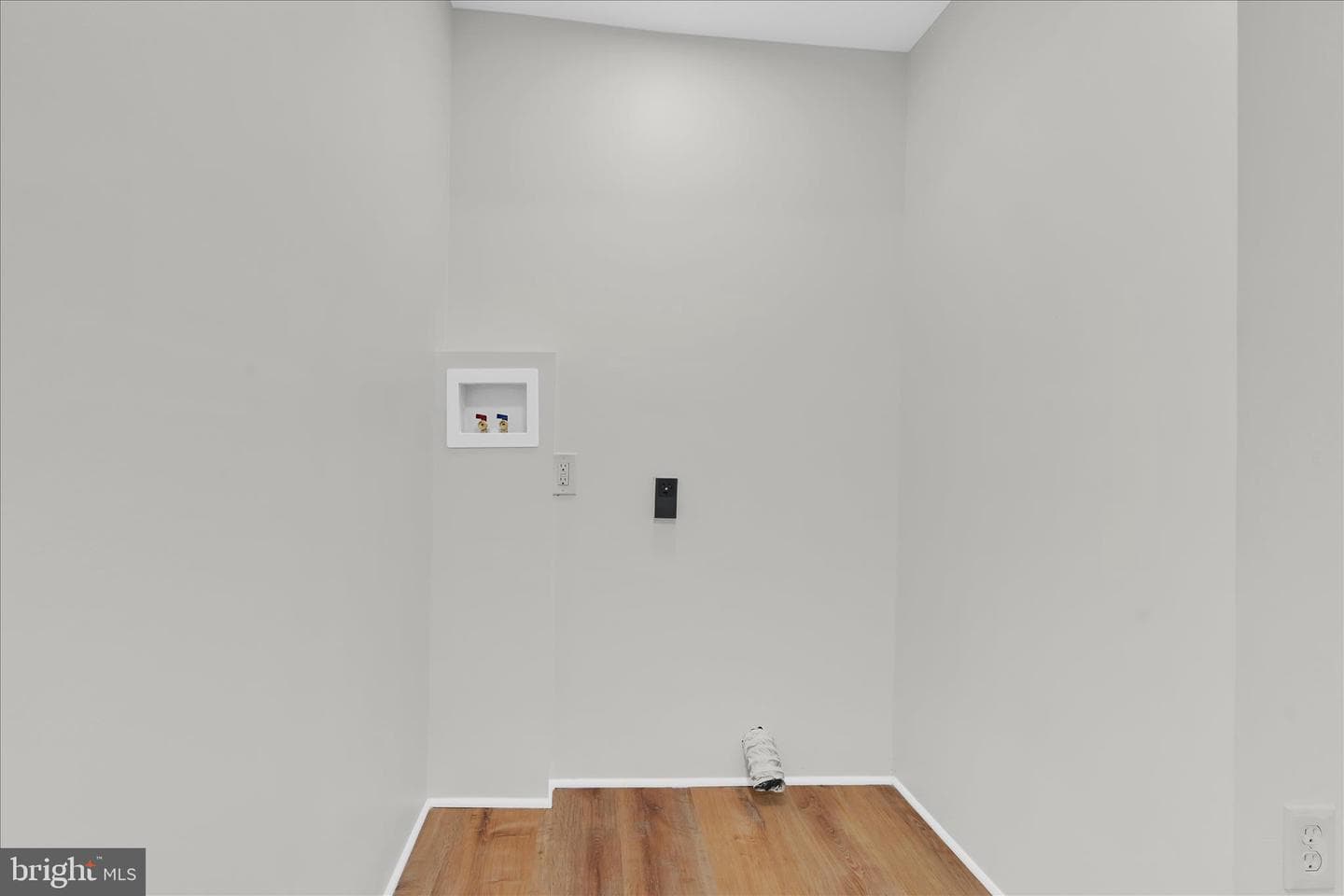 111 E Grand Avenue photo 24