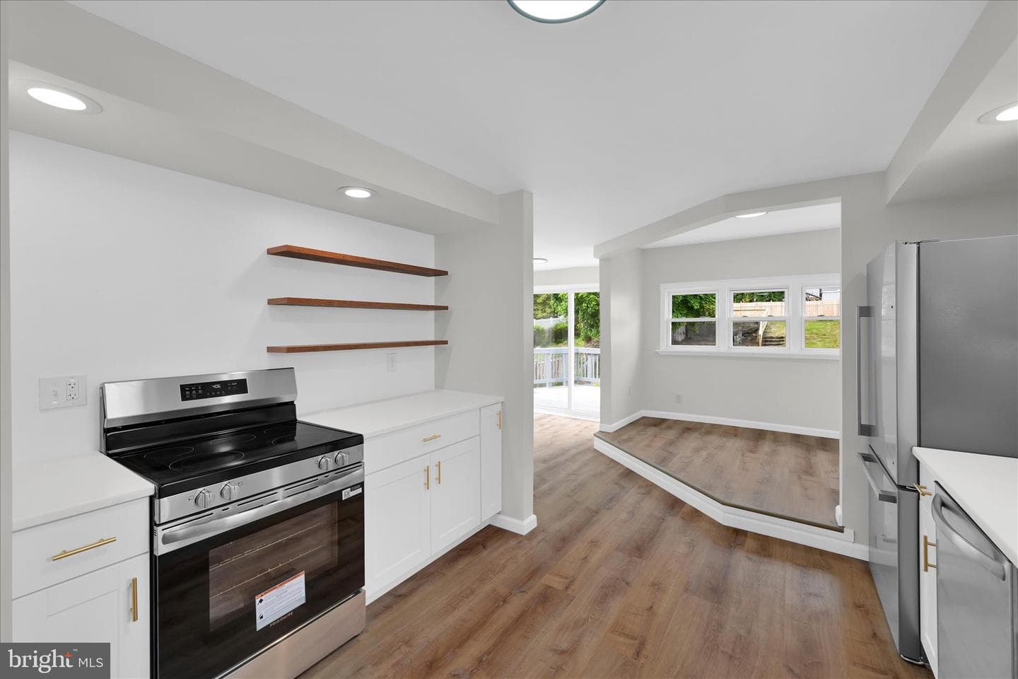 111 E Grand Avenue photo 3