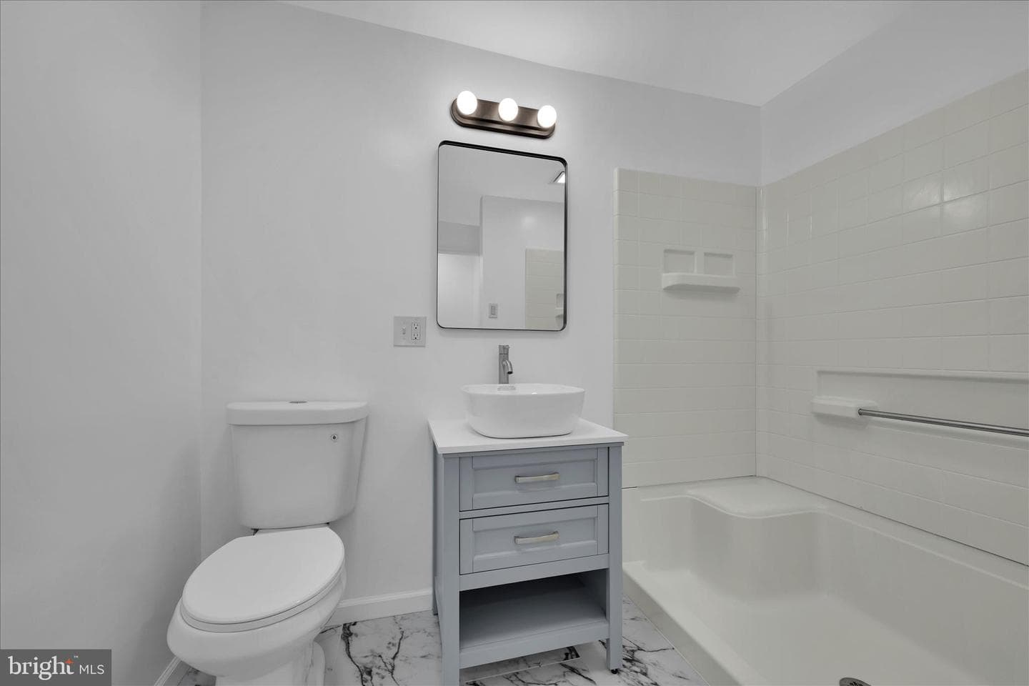 111 E Grand Avenue photo 7