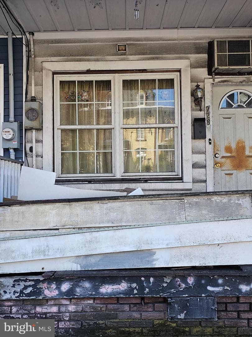 728 E Centre St photo 2