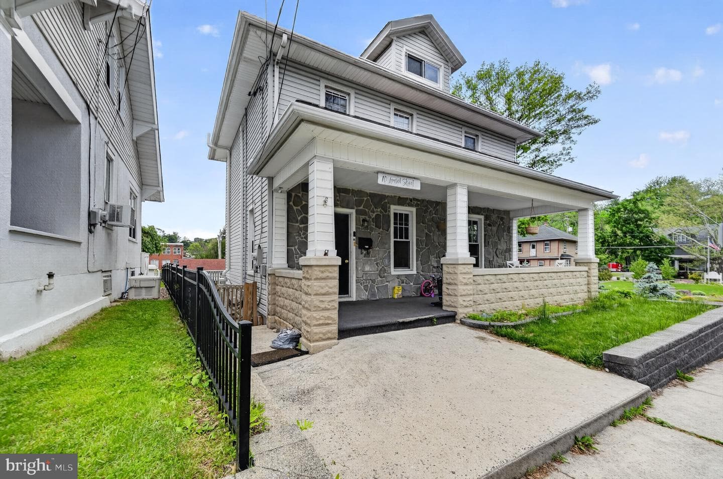 10 Laurel Street