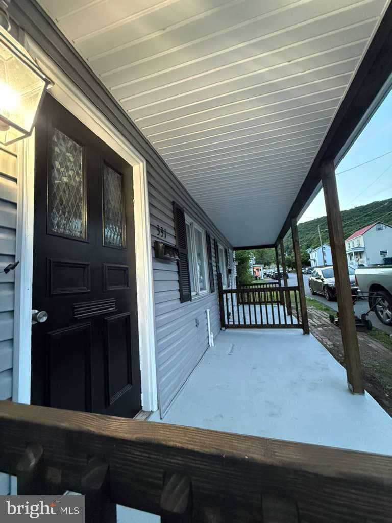 329 Cathrine Street photo 9