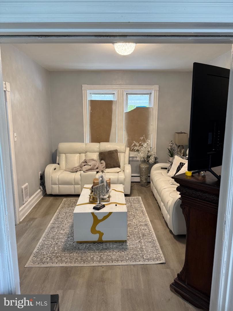 328 E Oak Street photo 18