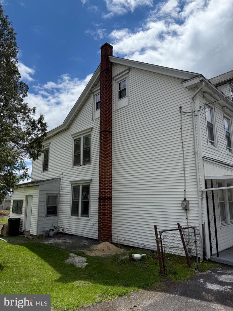 328 E Oak Street photo 3