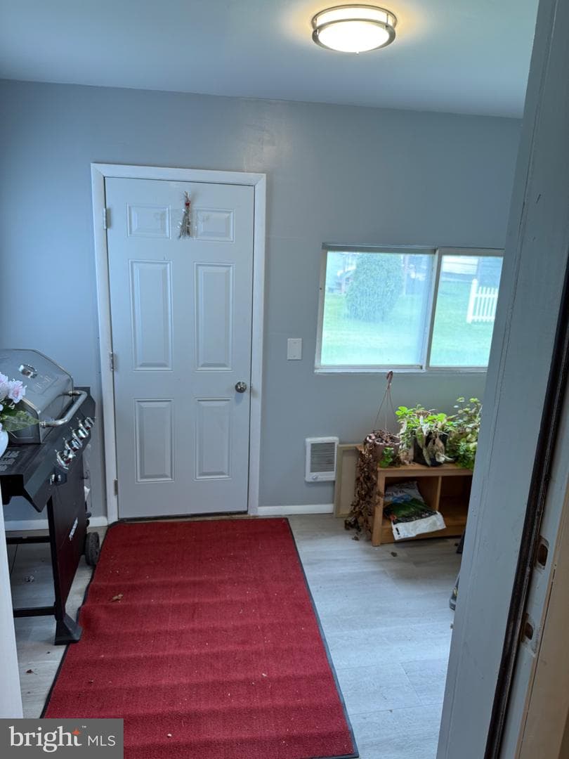 328 E Oak Street photo 4