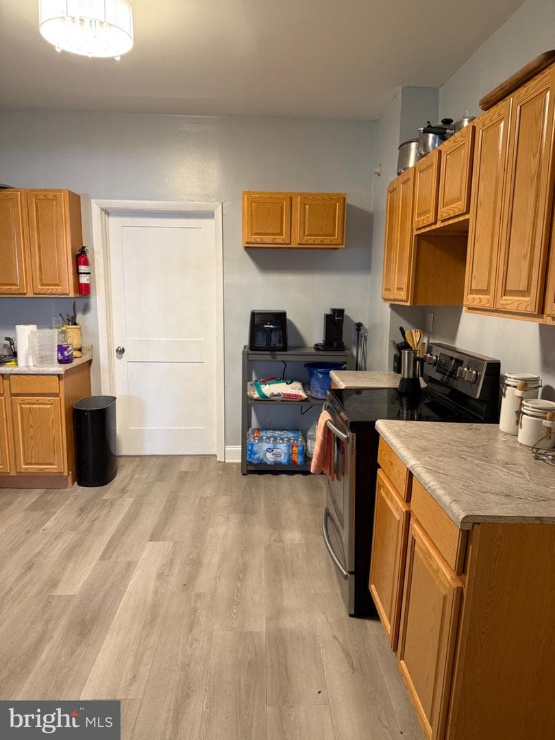 328 E Oak Street photo 9