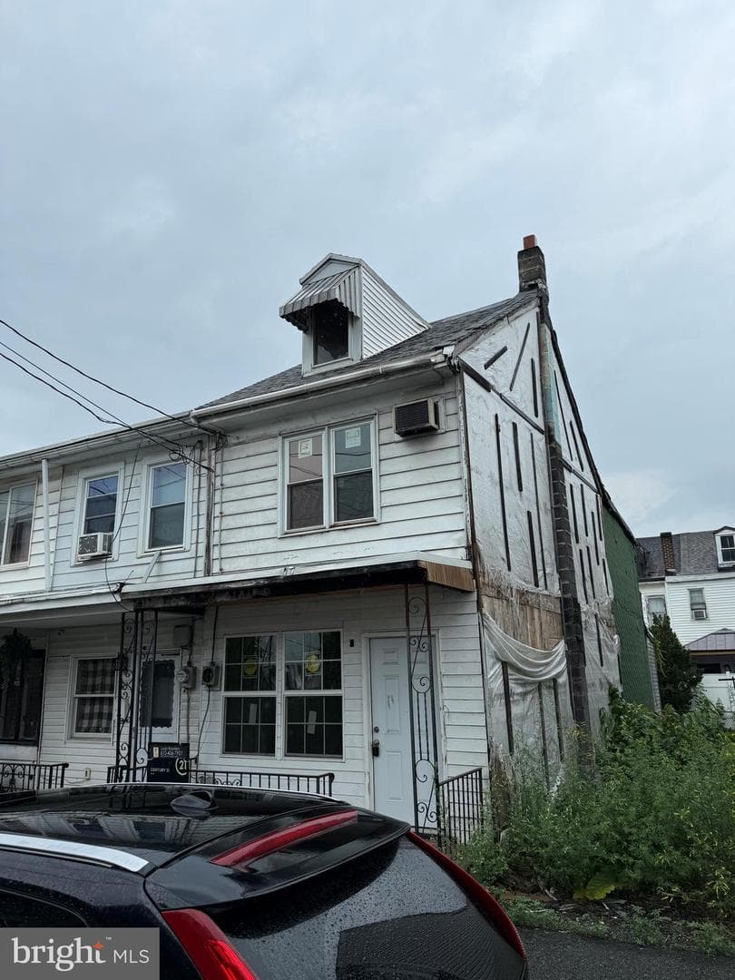 311 W South St photo 28