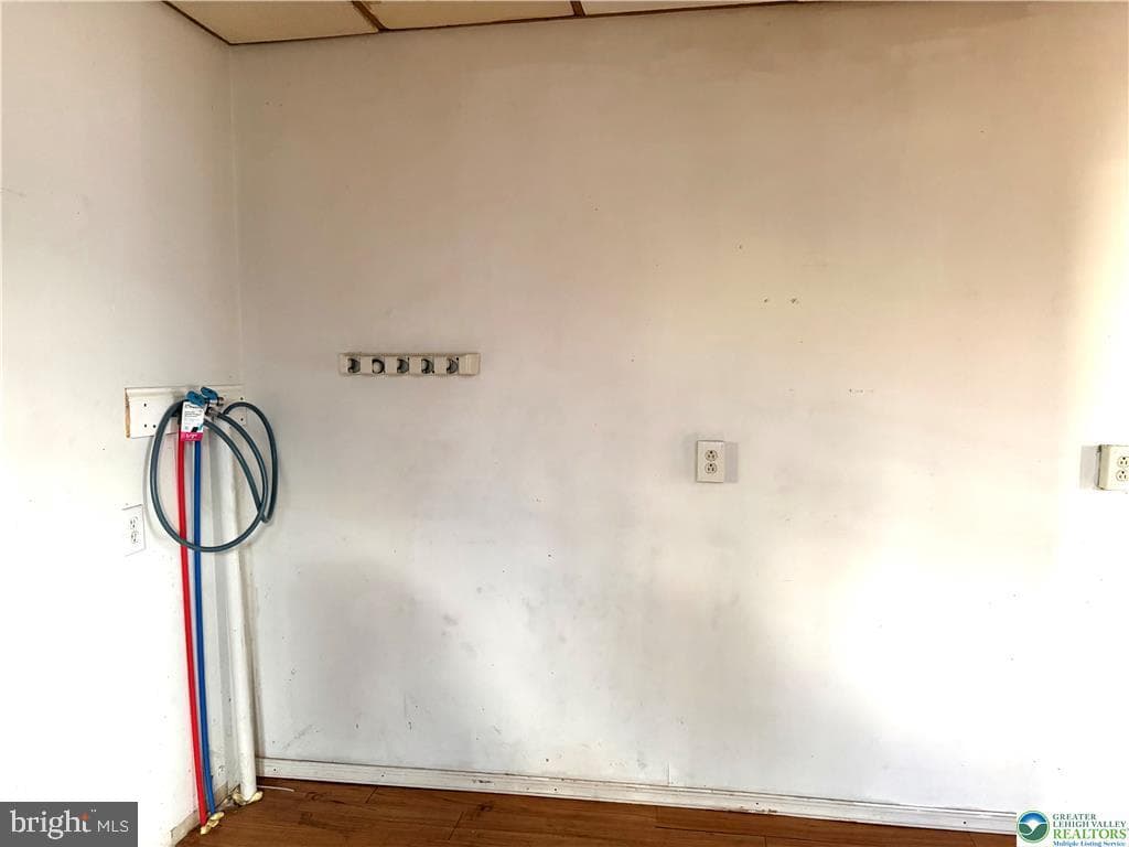 457 Nichols Street photo 9