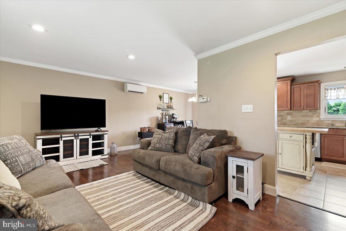 544 Maple Street photo 6