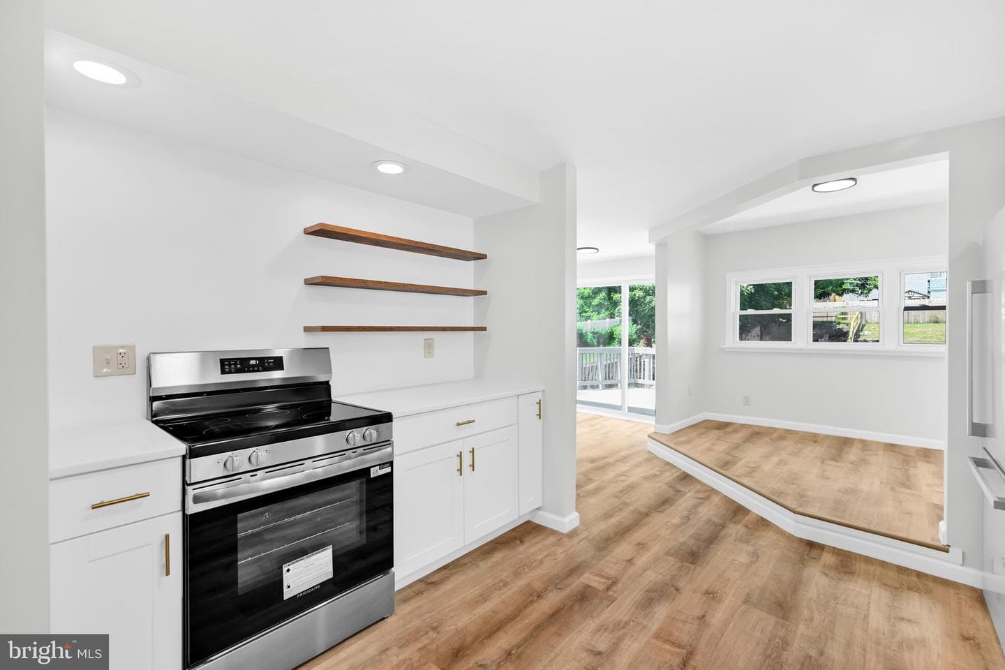111 E Grand Avenue photo 10
