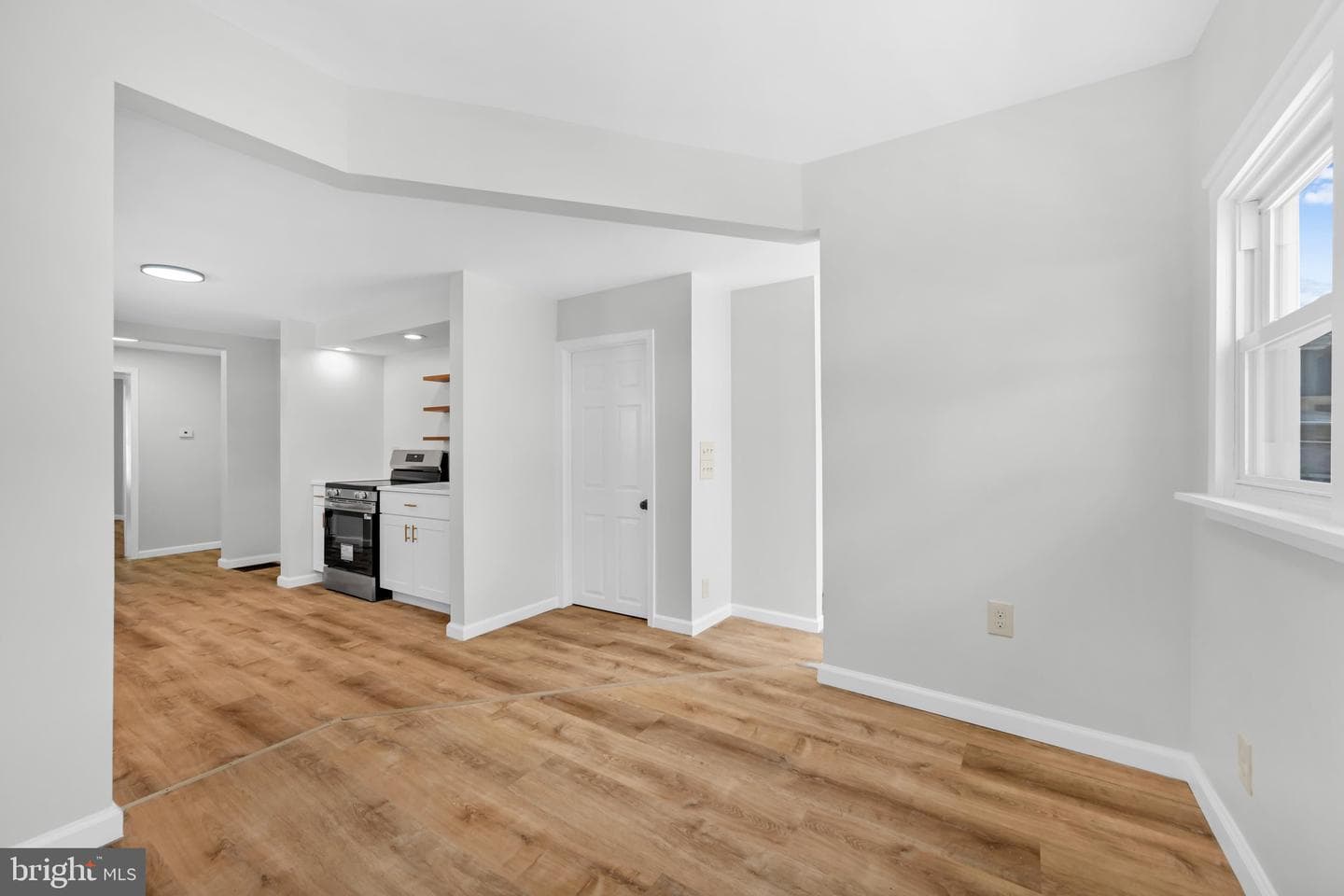 111 E Grand Avenue photo 16