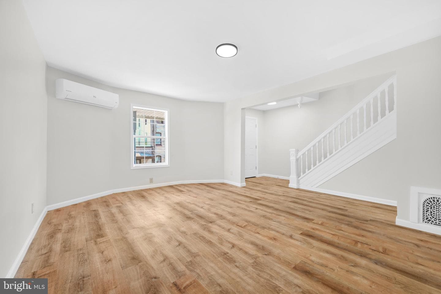 111 E Grand Avenue photo 19
