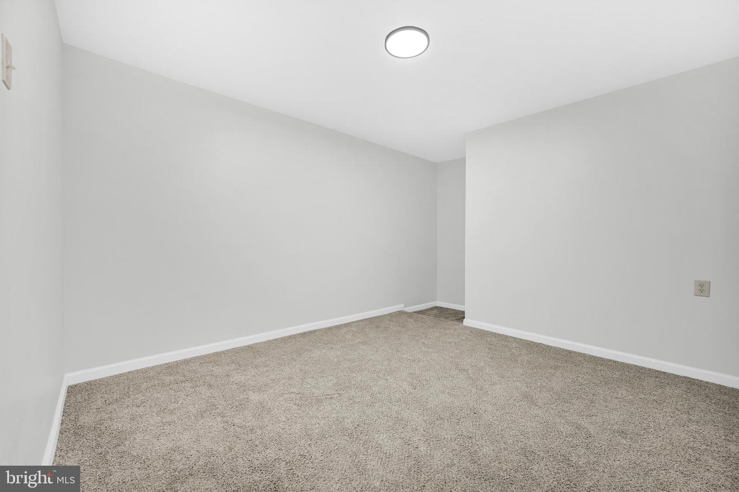 111 E Grand Avenue photo 21