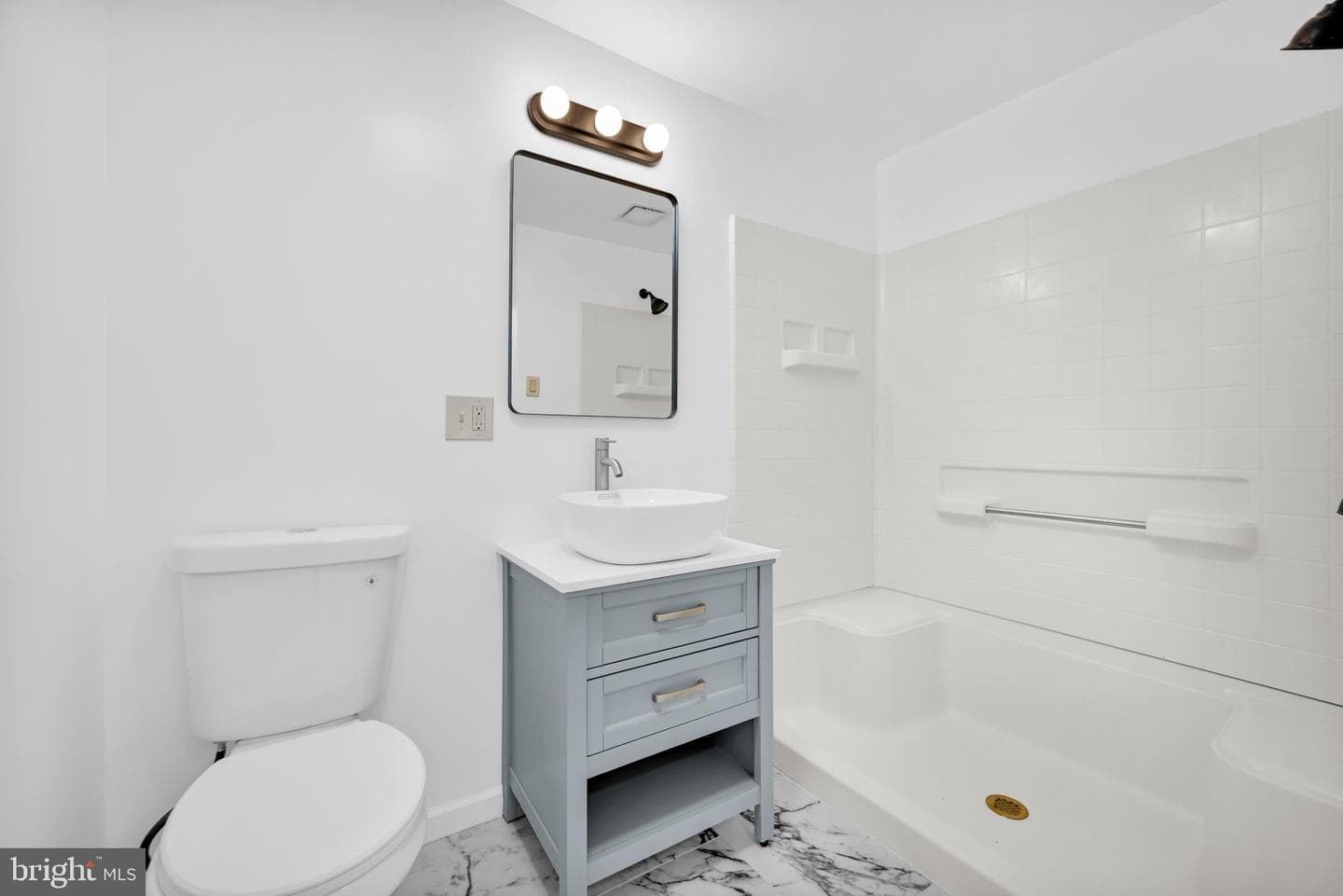 111 E Grand Avenue photo 23