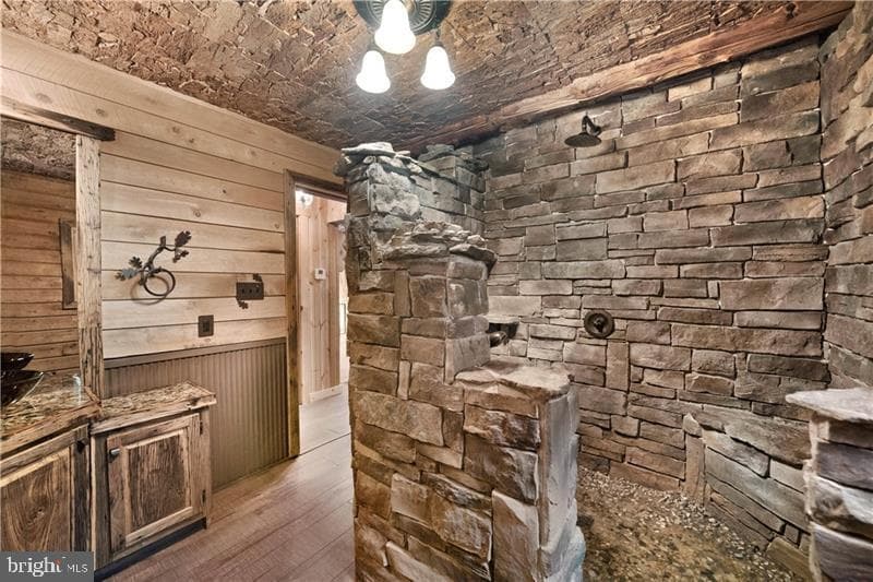 2095 Humbert Road photo 18