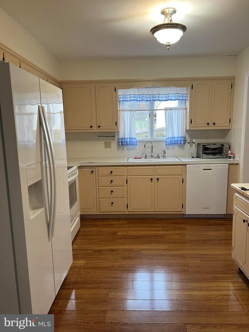 656 Snyder Avenue photo 10