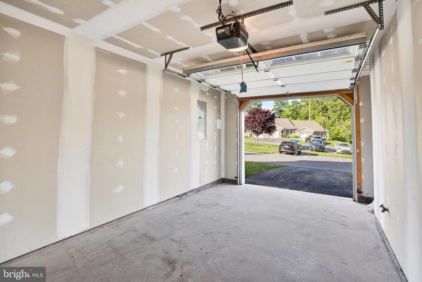 175 N Oakwood photo 46