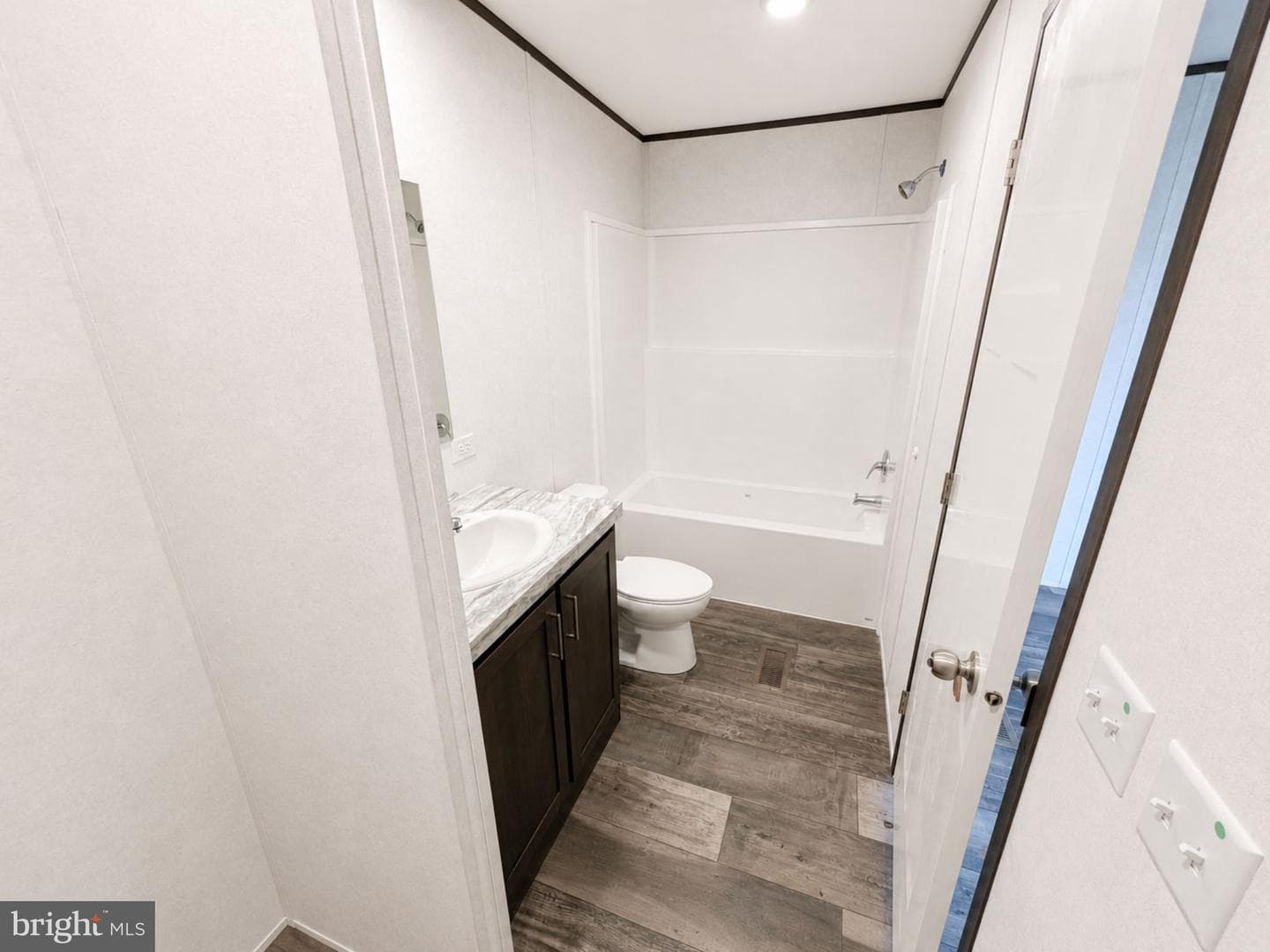 35 Lynn St photo 5