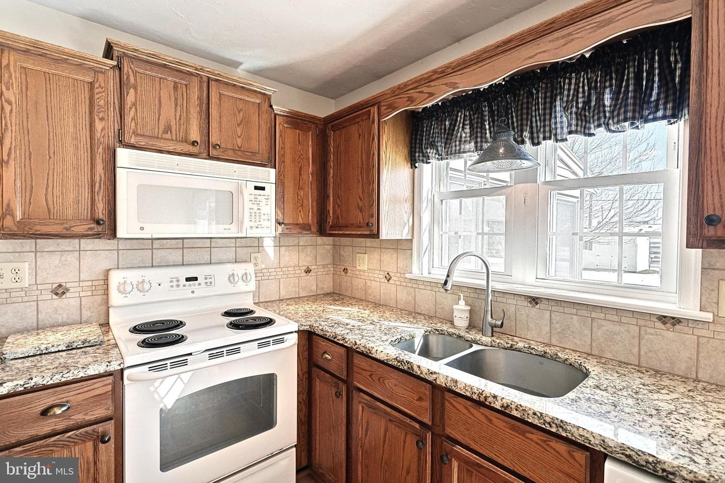 1209 E Walnut Street photo 19