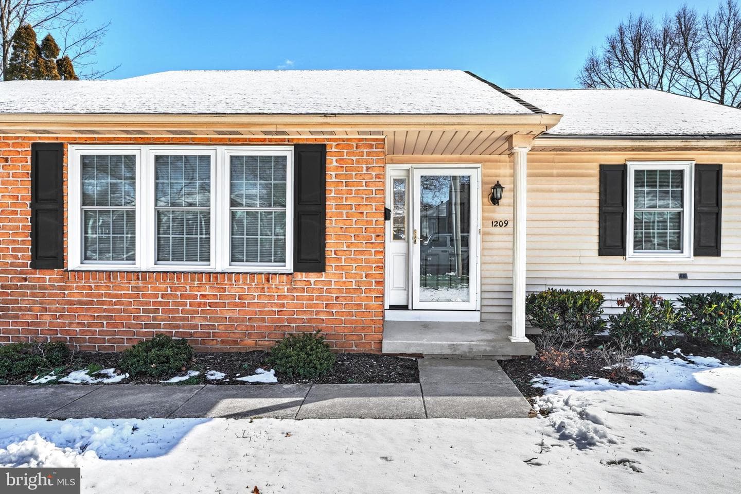 1209 E Walnut Street photo 2
