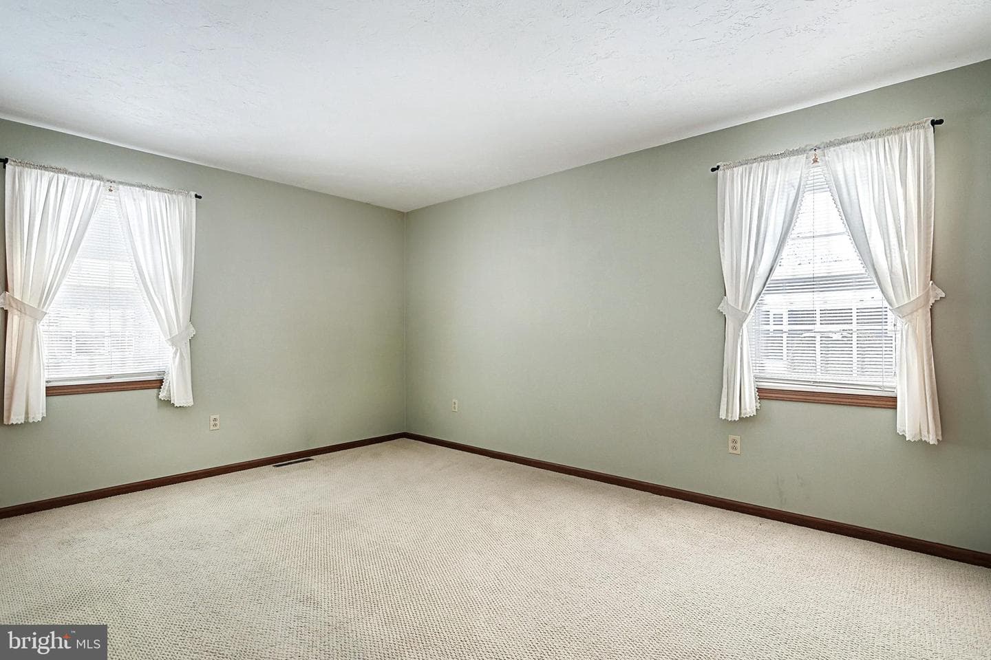 1209 E Walnut Street photo 23