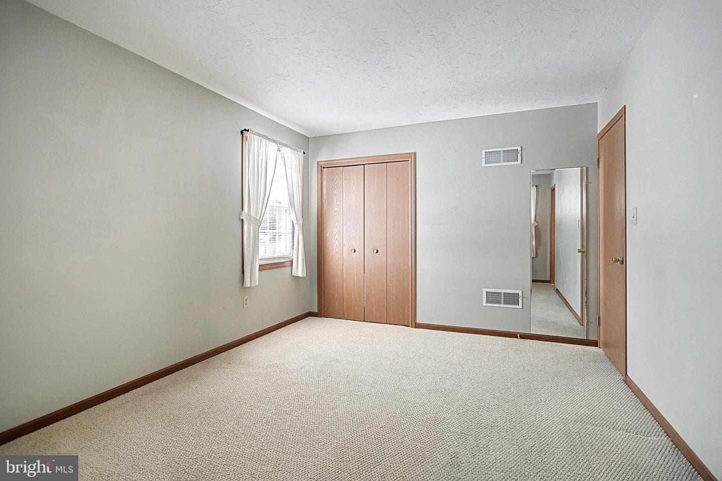 1209 E Walnut Street photo 24