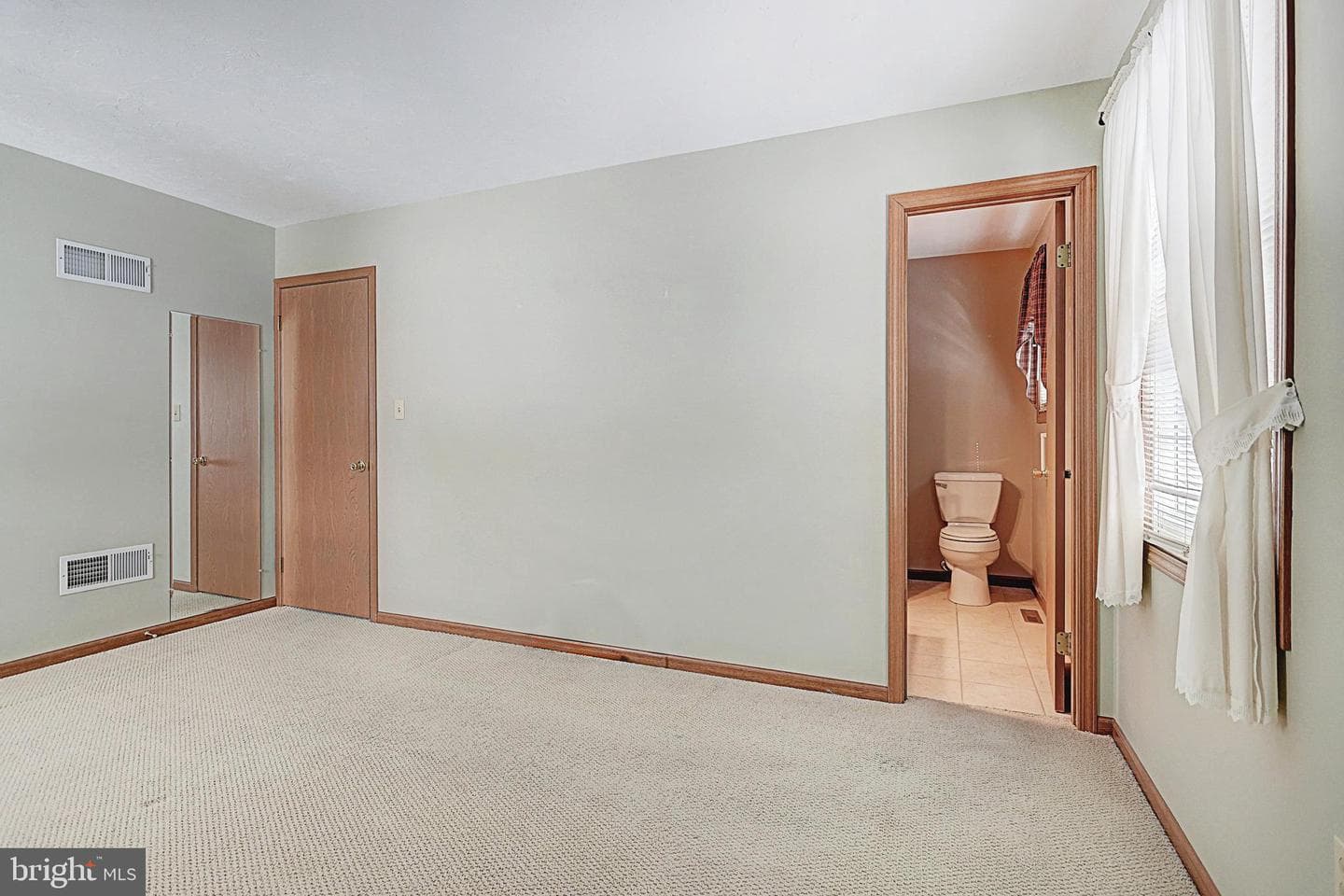 1209 E Walnut Street photo 25