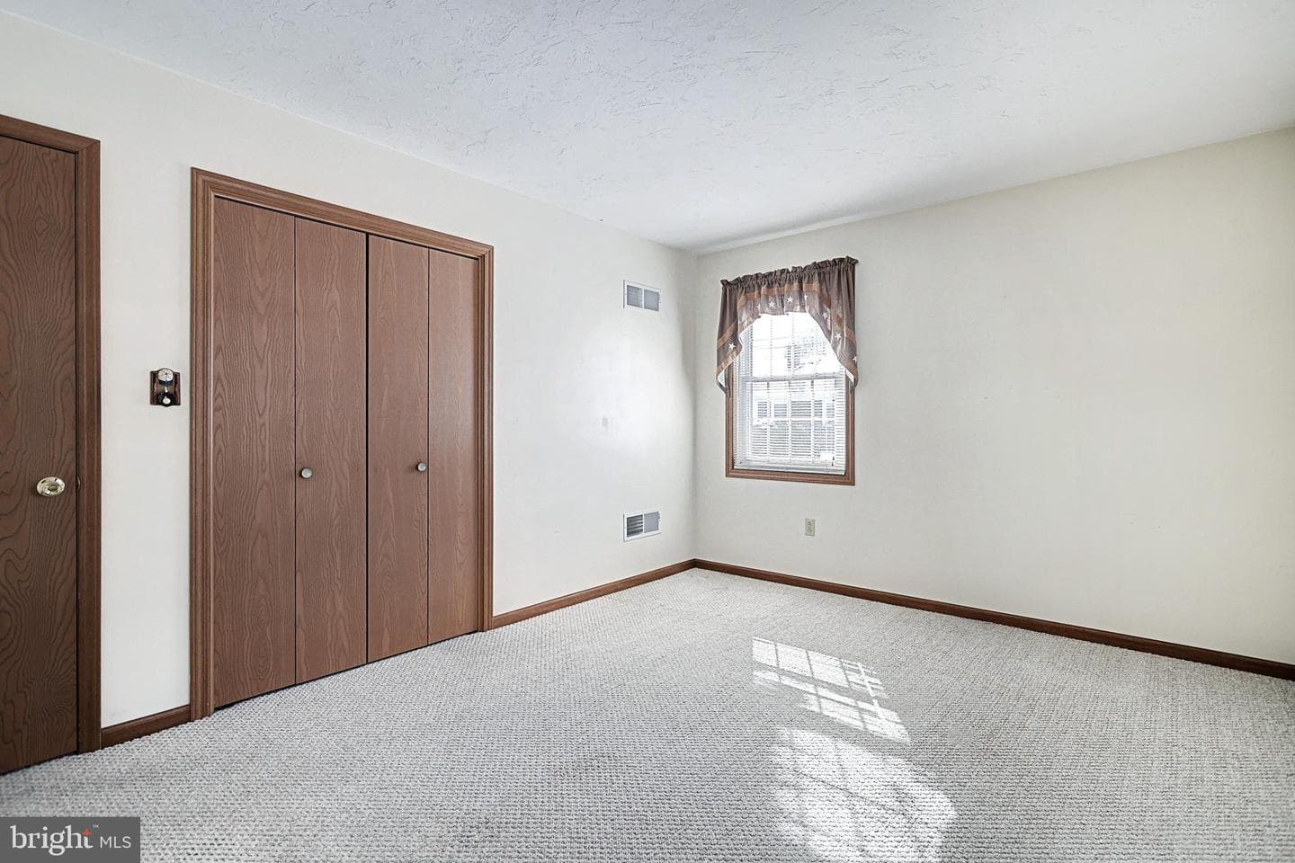1209 E Walnut Street photo 29