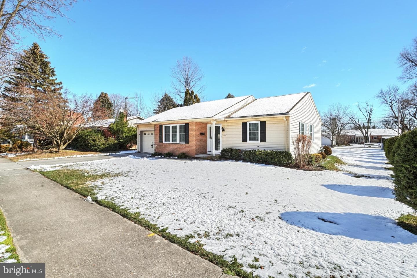 1209 E Walnut Street photo 3