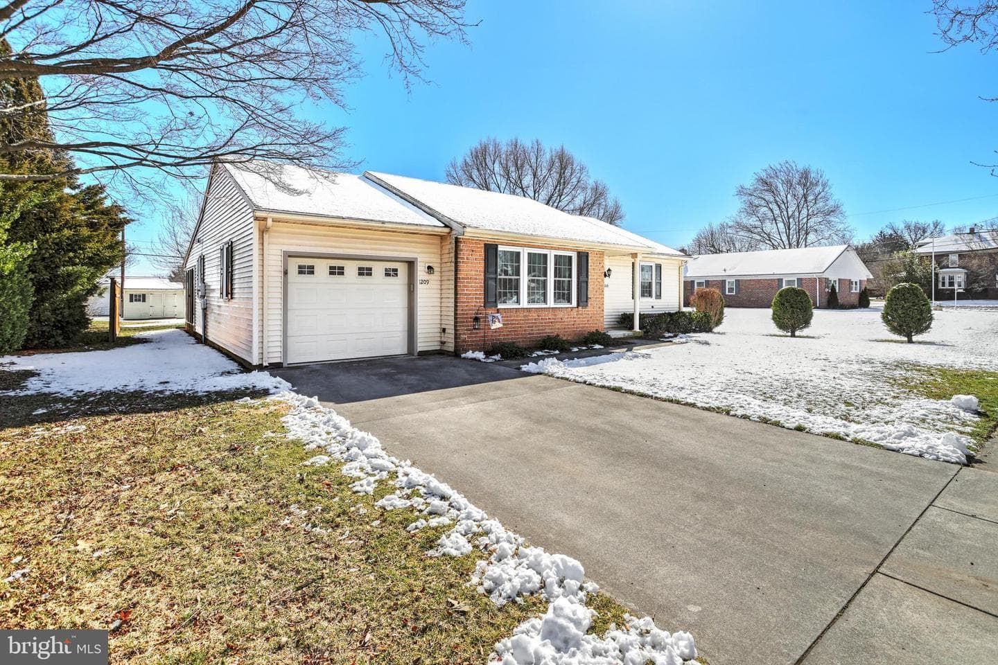 1209 E Walnut Street photo 4