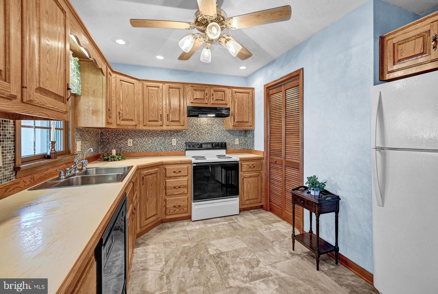 550 E Walnut Street photo 12