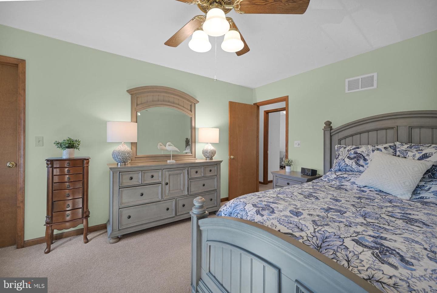 550 E Walnut Street photo 25