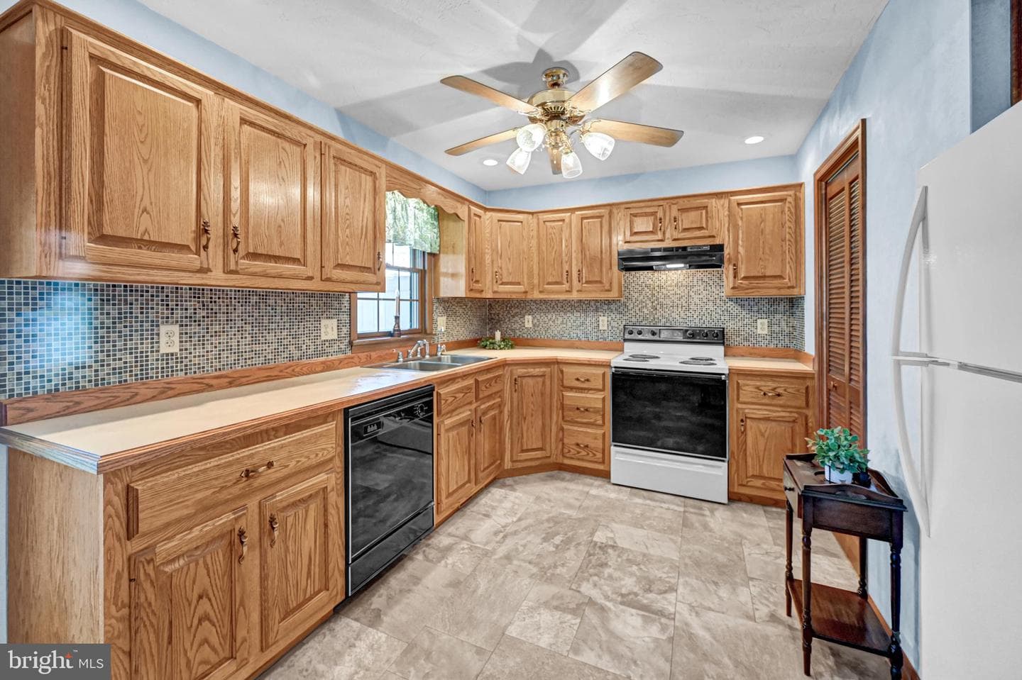 550 E Walnut Street photo 9