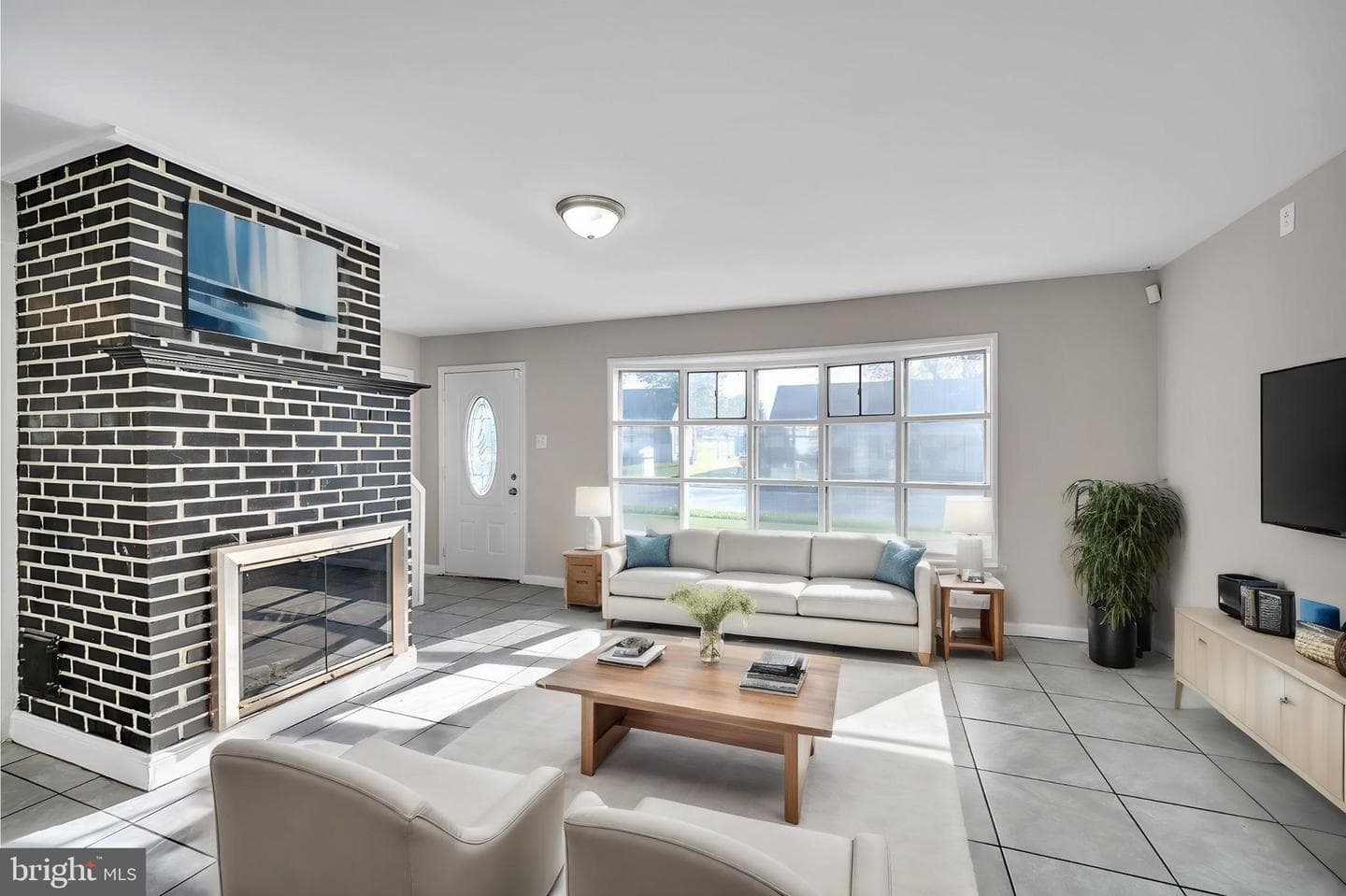 1216 Wogan Road photo 2