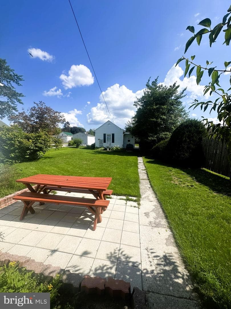 110 Maple Avenue photo 30