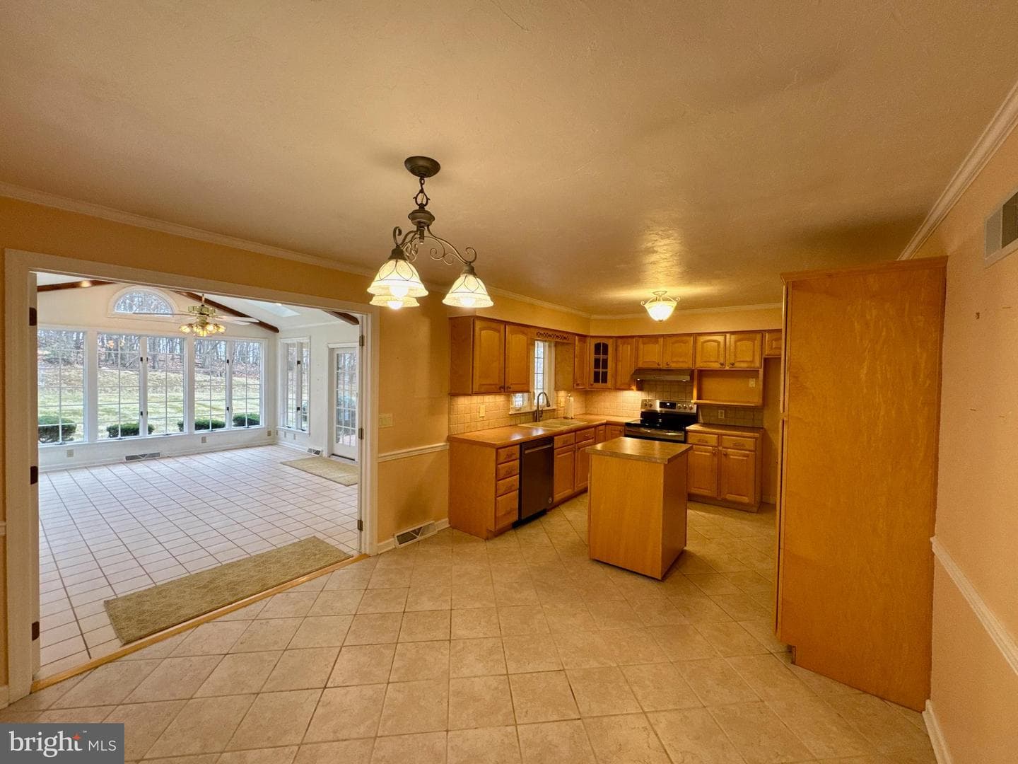 108 Thomas Avenue photo 17