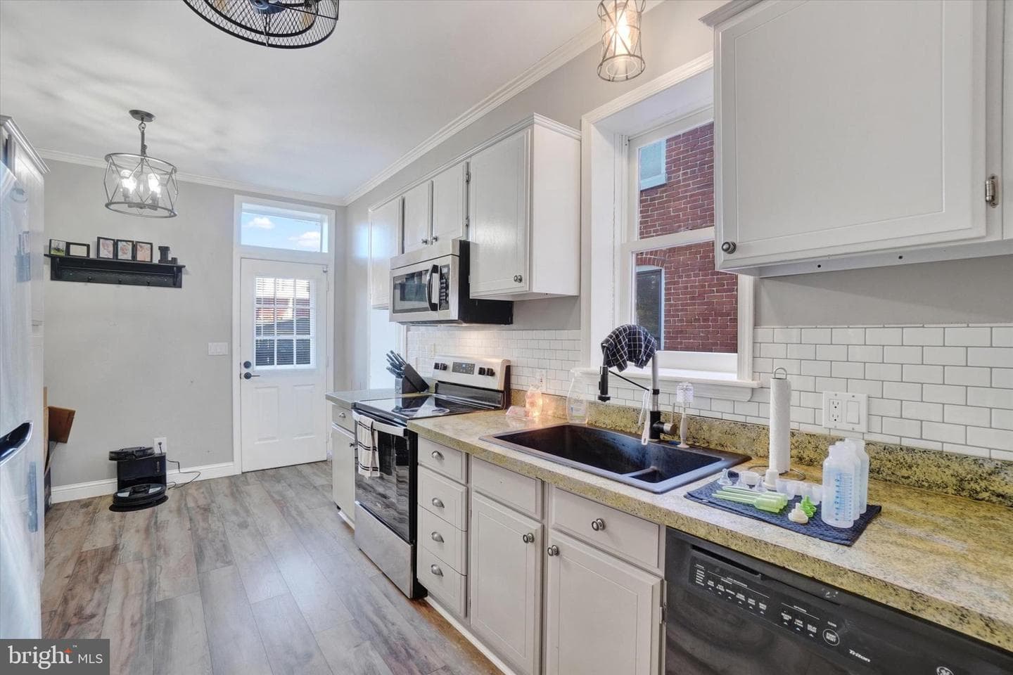 331 E Locust Street photo 8
