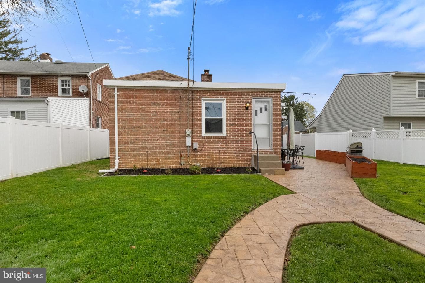 2034 Stanton Street photo 36