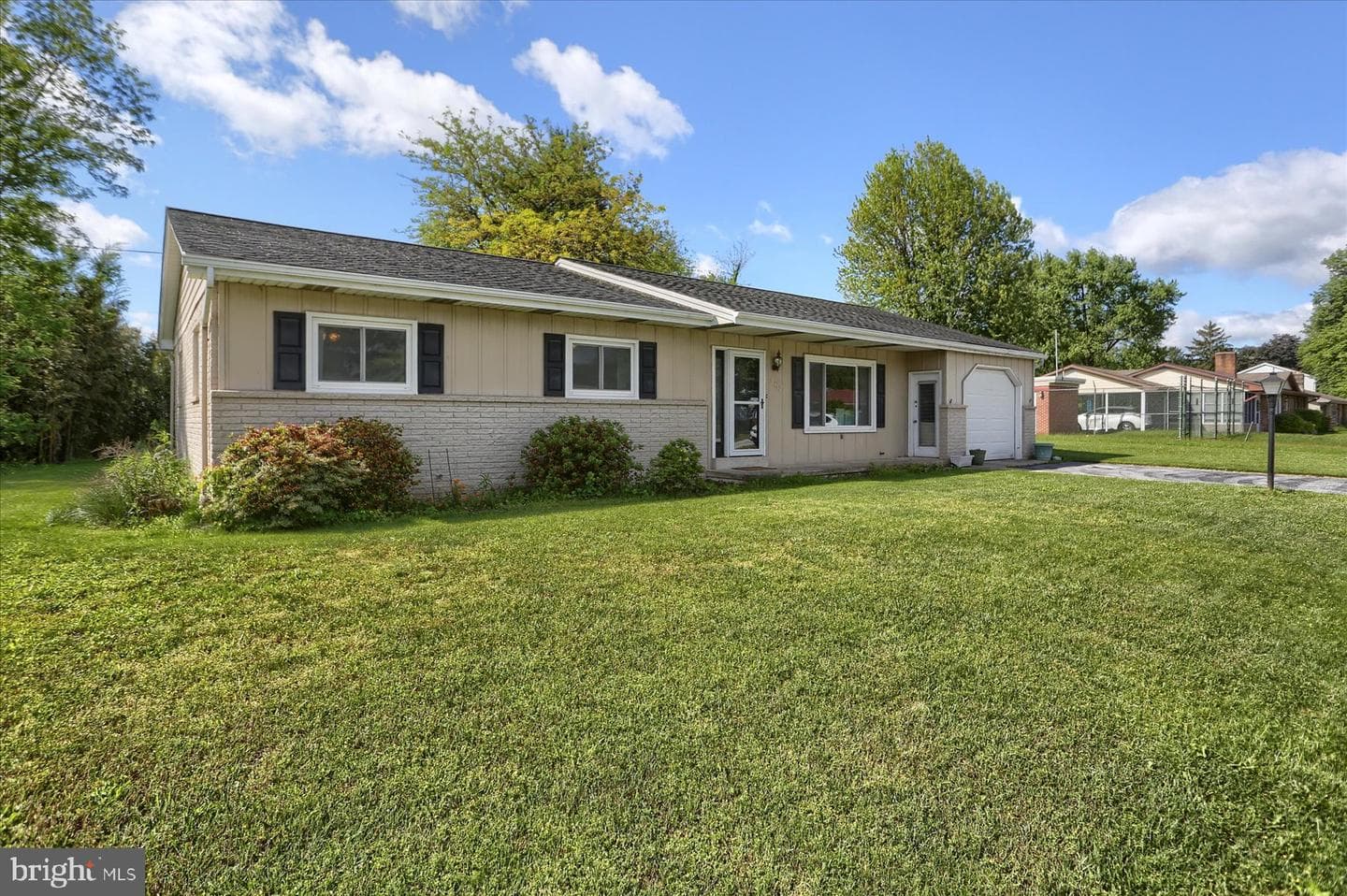 202 Hillcrest Drive photo 3