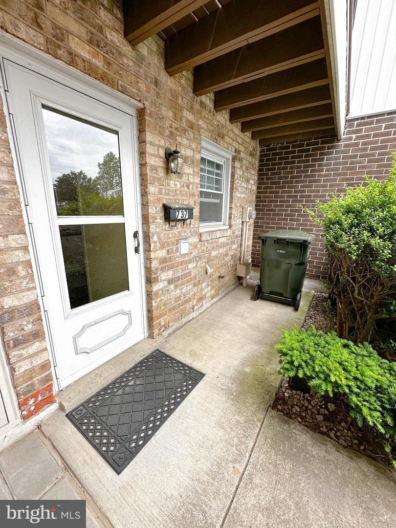 737 Hardwick Place photo 2