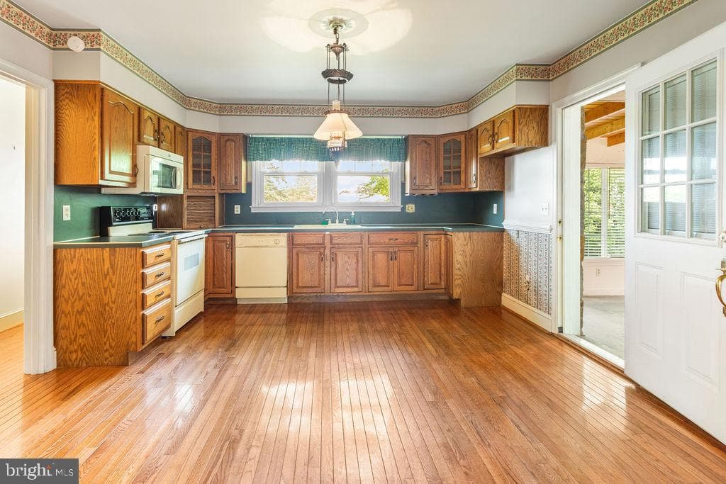 218 Main Street N photo 8