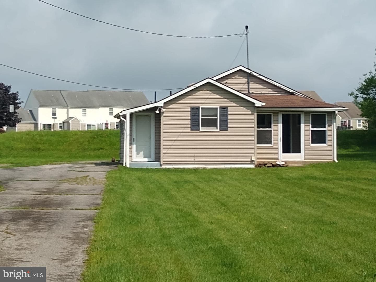 2894 Oakland Road photo 2
