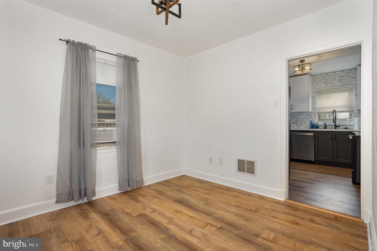 102 N Williams Street photo 9