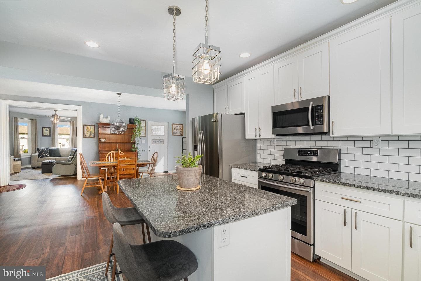 227 W Chestnut Street photo 11