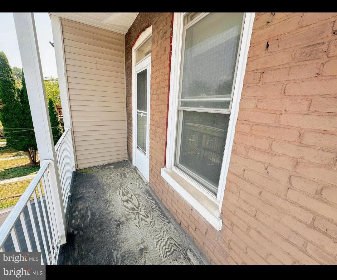 1007 S Queen Street photo 10